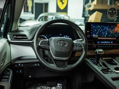 Used 2025 Toyota Sienna XLE w/ XLE Plus Package image 17