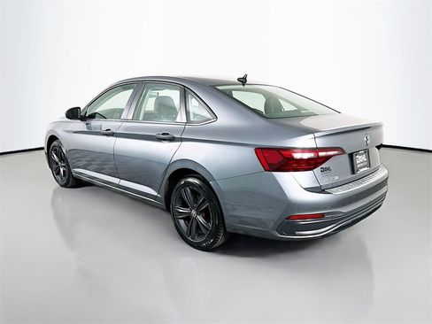 Used 2023 Volkswagen Jetta SE image 8