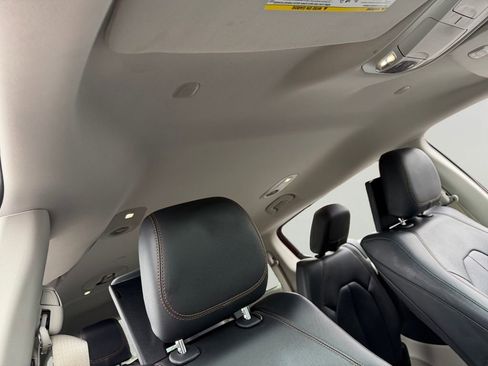 Used 2017 Chrysler Pacifica Touring-L Plus w/ Tire & Wheel Group image 6