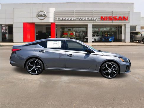 New 2026 Nissan Altima 2.5 SR w/ SR Premium Package FWD image 2