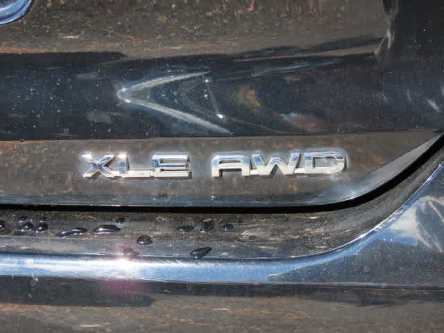 Used 2024 Toyota Highlander XLE AWD/4WD image 8