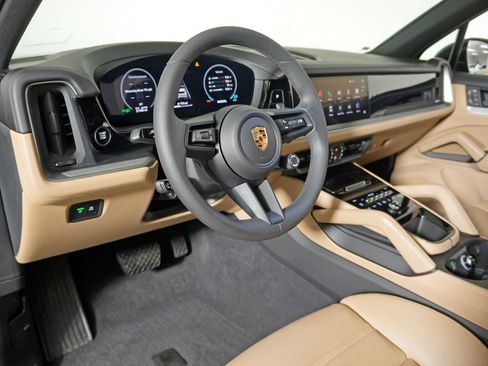 Certified 2024 Porsche Cayenne w/ Premium Package AWD/4WD image 4