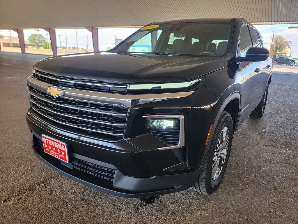 Used 2025 Chevrolet Traverse LT FWD image 3