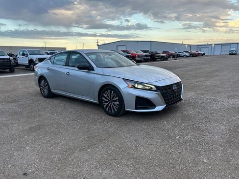 Used 2024 Nissan Altima 2.5 SV FWD image 8