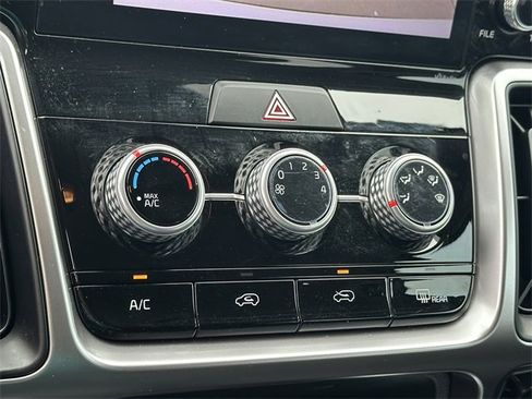 Used 2023 Kia Sorento LX image 18