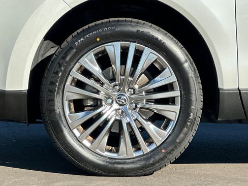 Used 2024 Toyota Venza XLE image 36