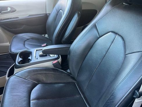 Used 2019 Chrysler Pacifica Limited FWD image 8