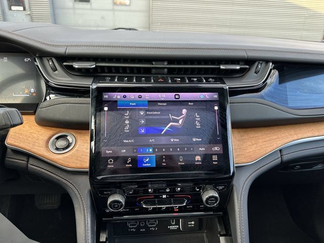 Used 2023 Jeep Grand Cherokee Summit AWD/4WD image 13