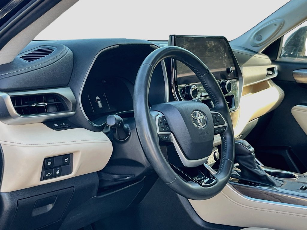 Used 2024 Toyota Highlander Limited FWD image 9