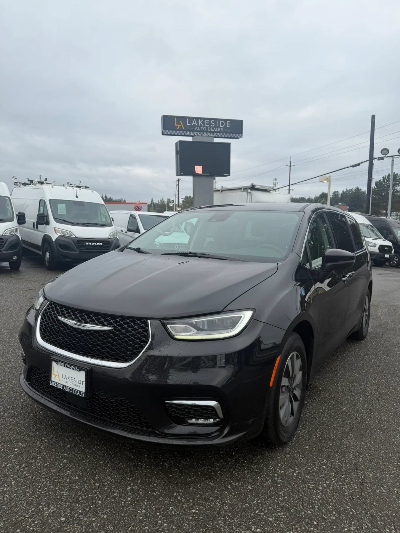 Used 2023 Chrysler Pacifica Touring-L FWD image 1