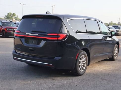 Used 2025 Chrysler Pacifica Select FWD image 5