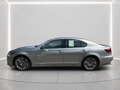 Used 2017 Lexus LS 460 RWD image 2