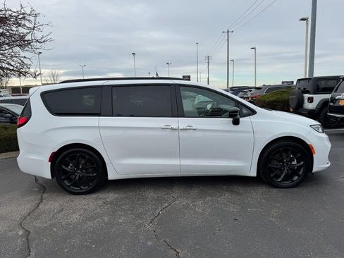 Used 2025 Chrysler Pacifica Limited image 2