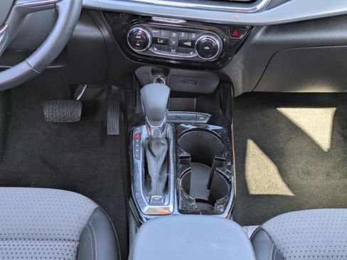 Used 2025 Chevrolet Trax LT w/ LT Convenience Package FWD image 20