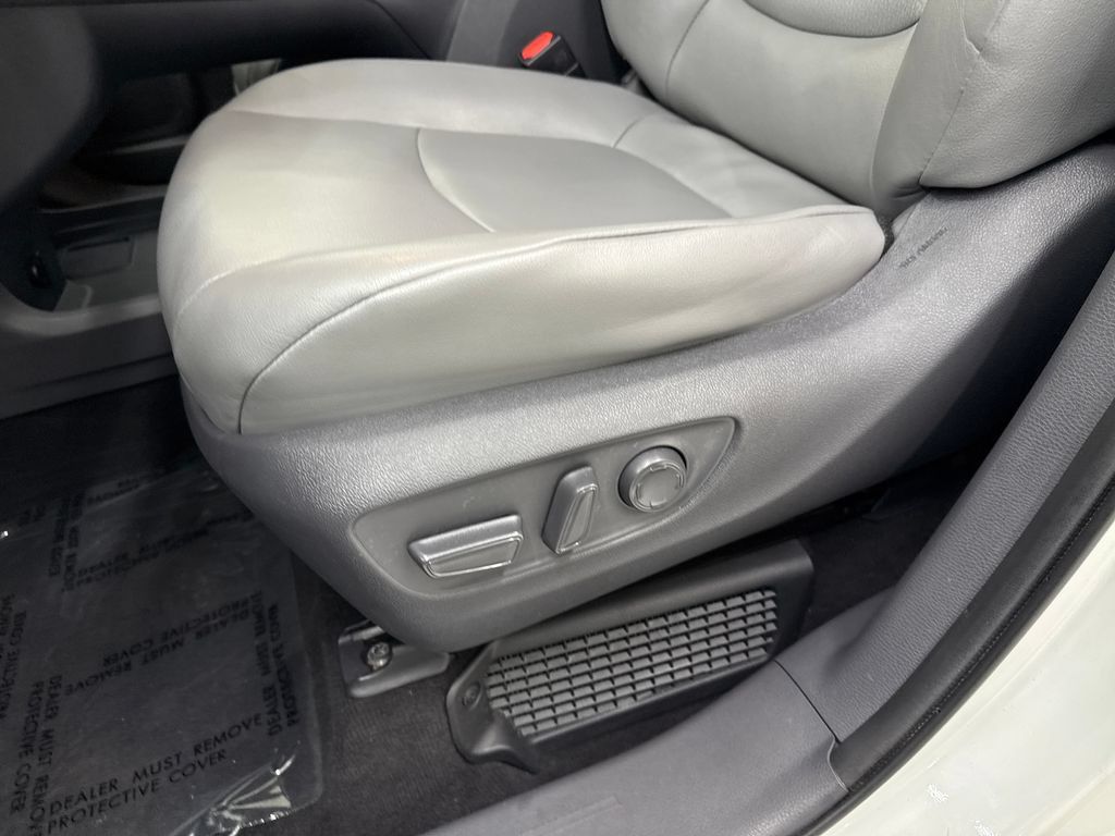 Used 2021 Toyota Sienna XLE w/ XLE Plus Package FWD image 13