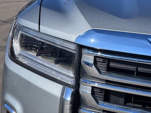 Used 2023 GMC Acadia SLE w/ Driver Convenience Package image 4