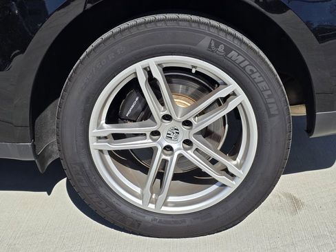 Used 2025 Porsche Macan image 14