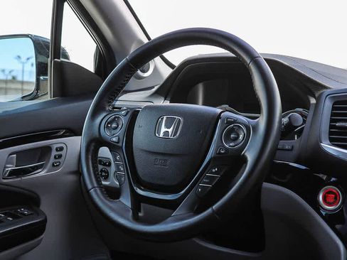 Used 2018 Honda Pilot Touring image 14