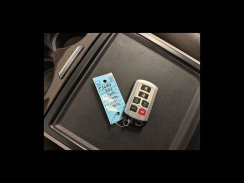 Used 2015 Toyota Sienna XLE FWD image 28