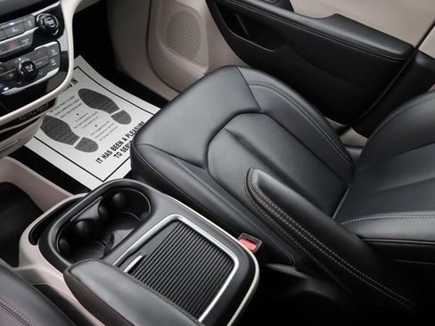 Used 2024 Chrysler Pacifica Touring-L image 30