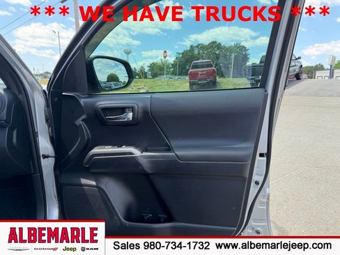 Used 2020 Toyota Tacoma TRD Sport AWD/4WD image 28