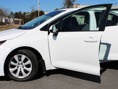 Used 2025 Toyota Corolla LE image 3