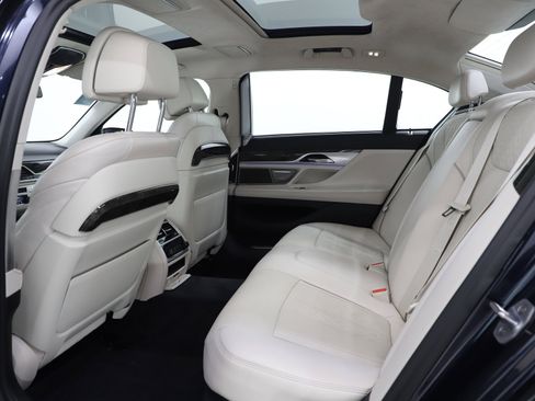 Used 2020 BMW 750i xDrive w/ Executive Package AWD/4WD image 24