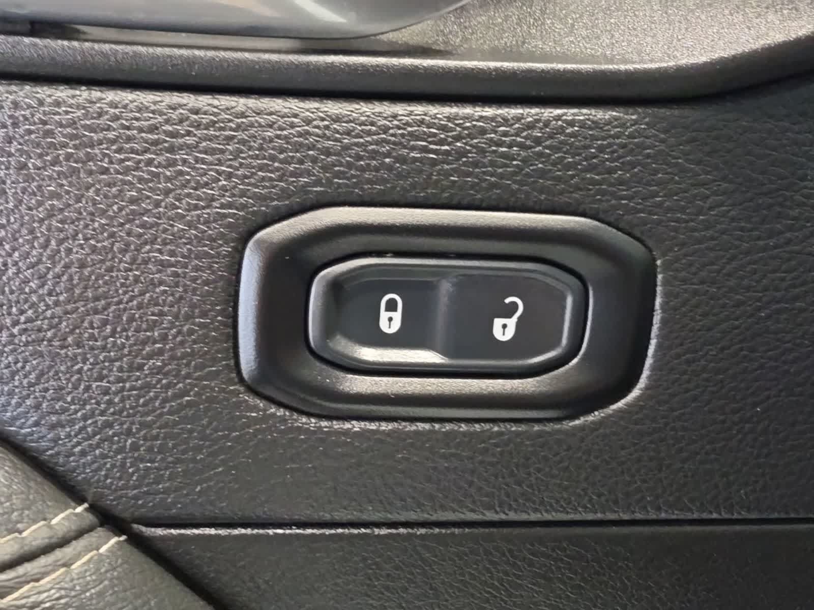 Used 2022 Jeep Wrangler Unlimited Sahara w/ Cold Weather Group AWD/4WD image 16