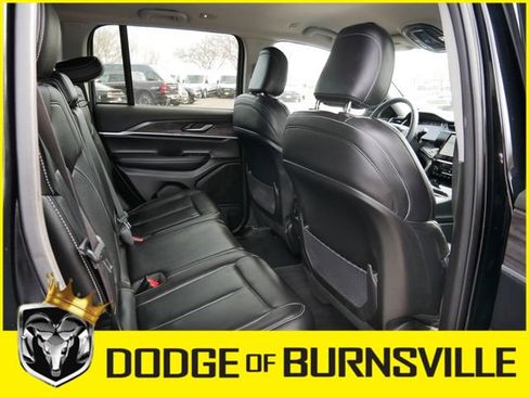 Used 2023 Jeep Grand Cherokee Limited image 16