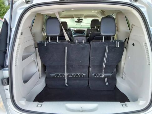 Used 2024 Chrysler Pacifica Touring-L FWD image 9