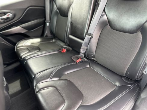 Used 2019 Jeep Cherokee Latitude Plus w/ Comfort/Convenience Group AWD/4WD image 40