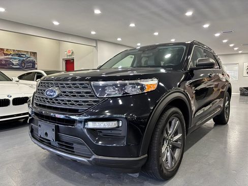 Used 2021 Ford Explorer XLT w/ Equipment Group 202A RWD image 3