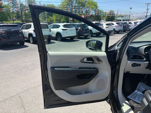 Used 2023 Chrysler Pacifica Touring-L image 16