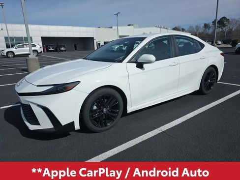 Used 2025 Toyota Camry SE image 3