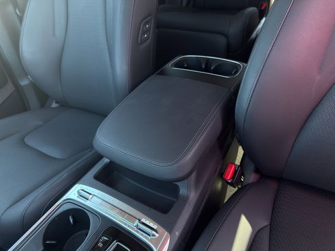 Used 2025 Kia Carnival SX Prestige FWD image 49