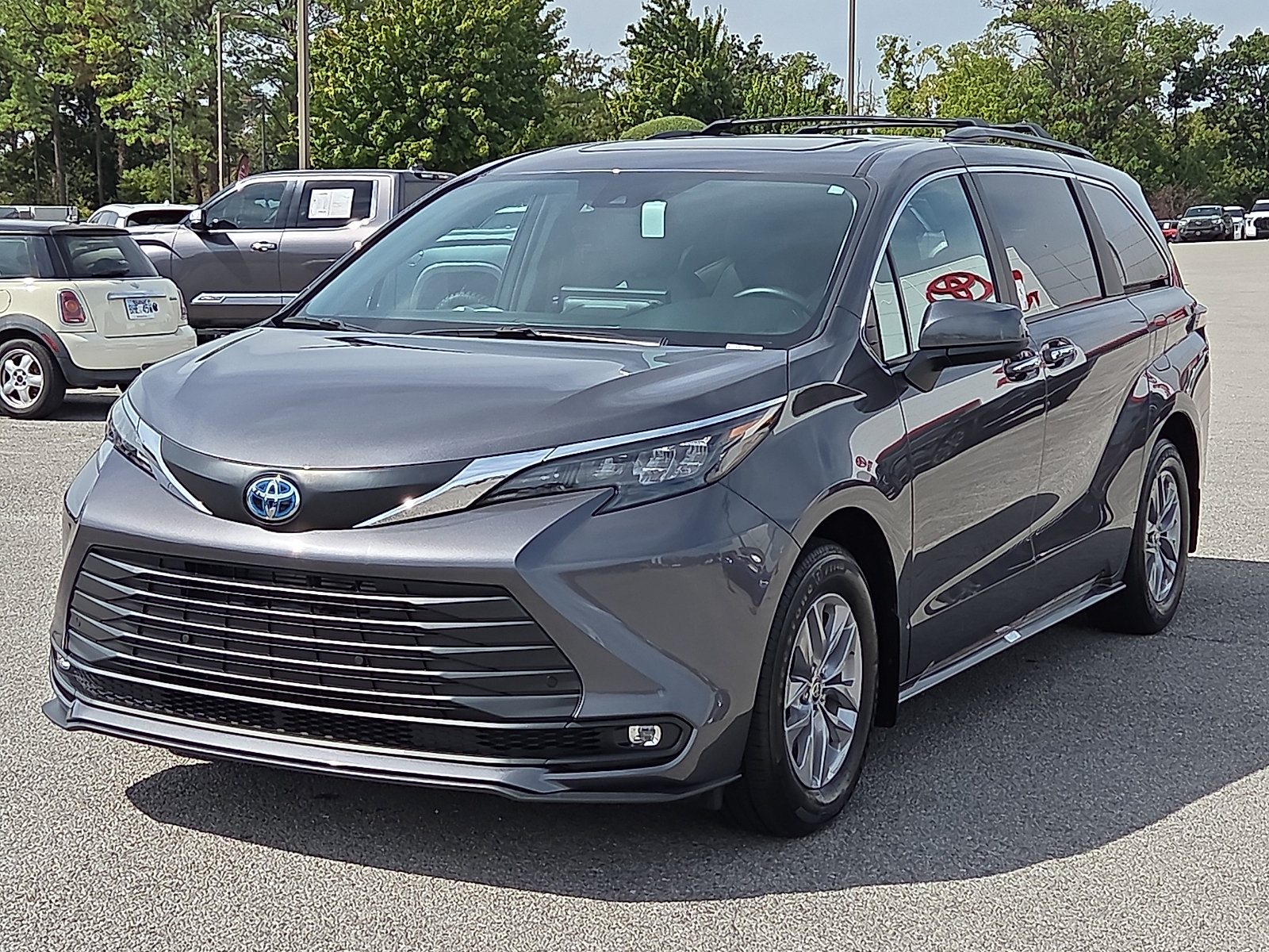 Used 2025 Toyota Sienna XLE FWD image 2
