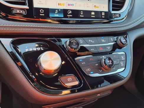 New 2026 Chrysler Pacifica Select image 7