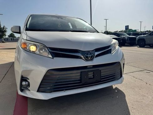 Used 2018 Toyota Sienna XLE Premium FWD image 2