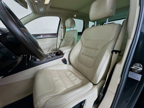 Used 2013 Volkswagen Touareg TDI image 22