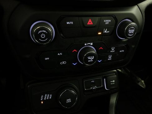 Used 2023 Jeep Renegade Latitude w/ Premium Group image 27