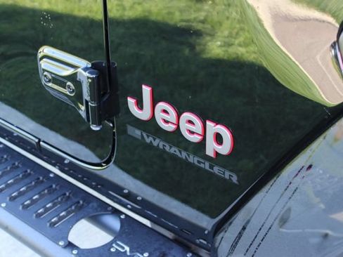 Used 2025 Jeep Wrangler Unlimited Rubicon AWD/4WD image 2