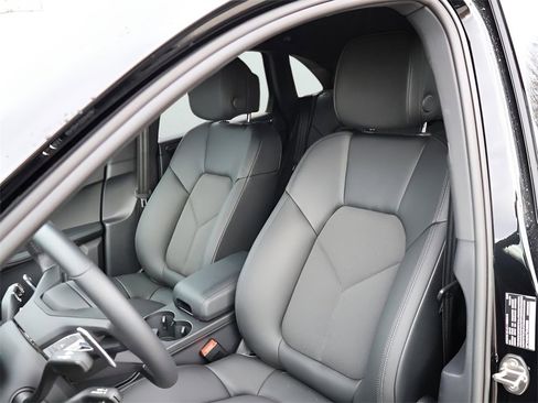 New 2026 Porsche Macan image 5