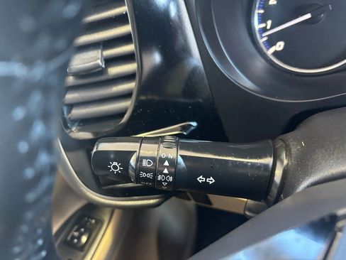 Used 2017 Mitsubishi Outlander SE image 12