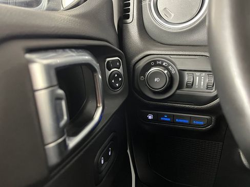 Used 2022 Jeep Wrangler Unlimited Sahara image 25