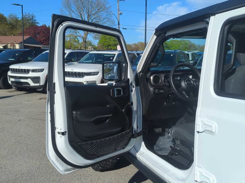 Used 2022 Jeep Gladiator Sport AWD/4WD image 11