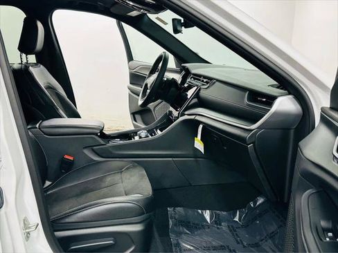 Certified 2023 Jeep Grand Cherokee Altitude image 7