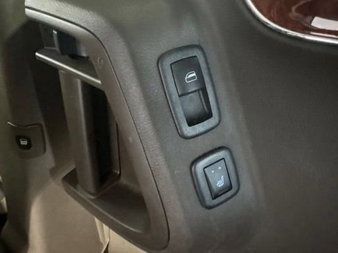 Used 2015 Chrysler Town & Country Limited Platinum FWD image 26