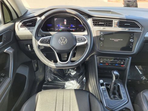 Certified 2023 Volkswagen Tiguan SE w/ Panoramic Sunroof Package FWD image 19