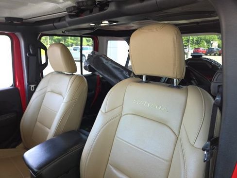 Used 2019 Jeep Wrangler Unlimited Sahara w/ Dual Top Group AWD/4WD image 18