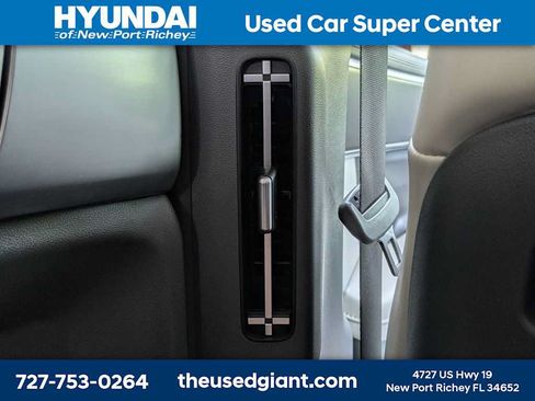 Used 2025 Hyundai Santa Fe SEL FWD image 18